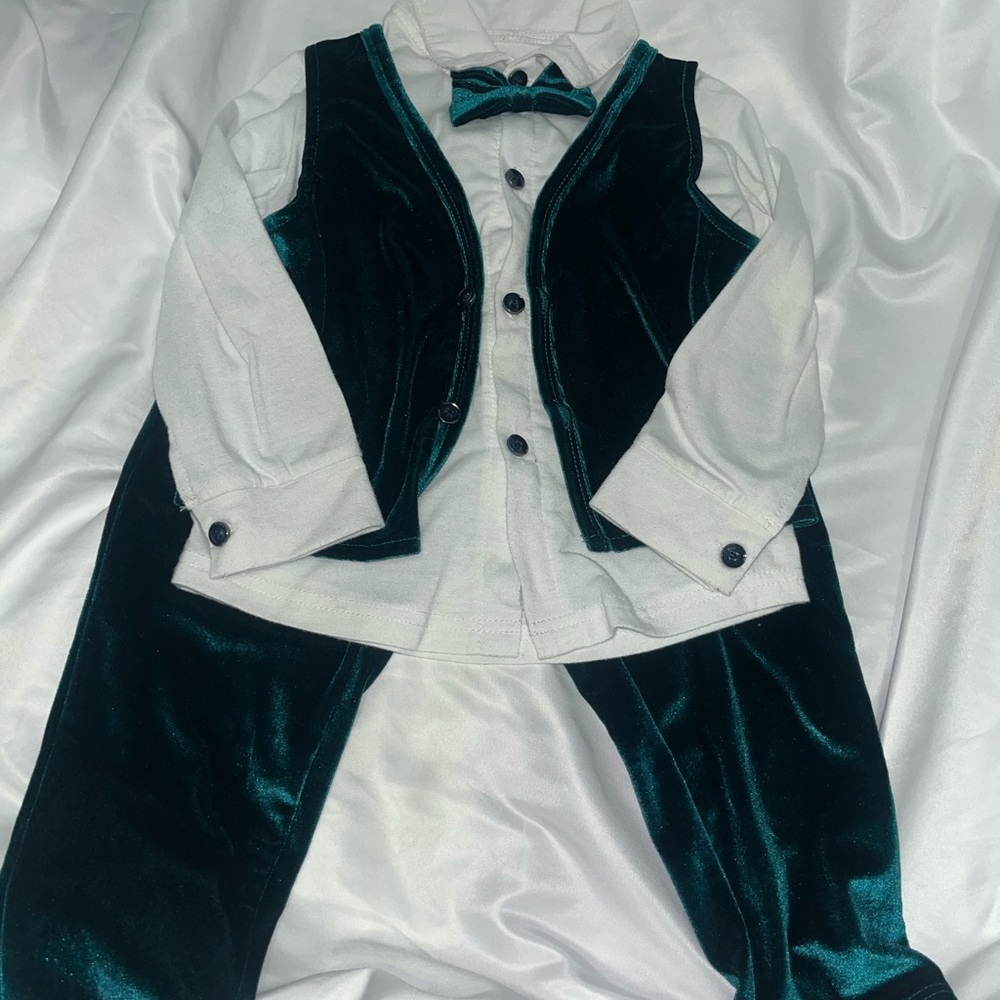 Elegant Green Velvet Baby Suit with Bow Tie ST PATRICK’S DAY or EASTER! 2-3Y